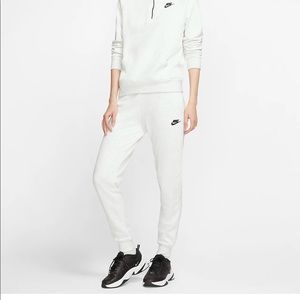 Nike Sportswear Essential Fleece jogger pants